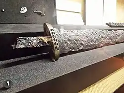 Épée de fer avec une garde en cuivre,  rue des Fantasques.