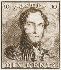 Reproduction du premier timbre poste belge. De 10 centimes et de couleur brune, il reprend le portrait du roi en uniforme à épaulettes.