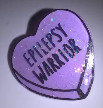 Broche portée pour le Purple Day 2018