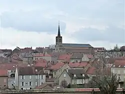Vue générale avec l'église Saint-Pierre qui domine.