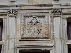 La cartouche rectangulaire sur la façade de la maison du Bailli, ou Géninet.