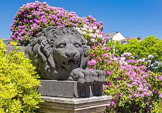 Un des deux lions à l'entrée de la maison