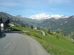 Vue sur le mont Blanc dans la traversée du hameau de La Raie.