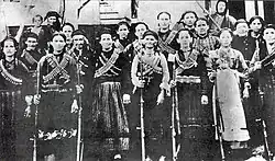 Paysannes épirotes en armes en août 1914 après la proclamation d'autonomie de l'Épire du Nord (Balkans), elles combattront aussi pendant la Première Guerre mondiale.