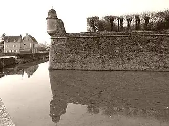Vue sur l'échauguette de l'enceinte extérieure