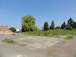 Les fondations des bâtiments sont particulièrement visibles.