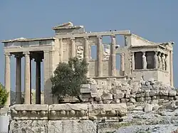 L'Érechthéion, sur l'Acropole d'Athènes : un temple de plan asymétrique voué à l'exposition des offrandes à Athéna.