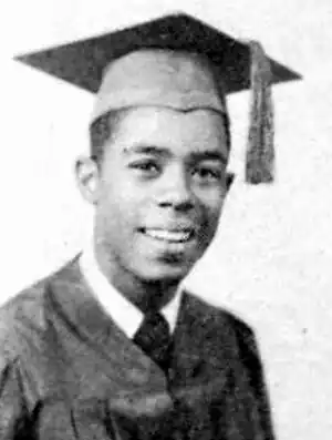 un jeune noir-Américain en tenu d'étudiant