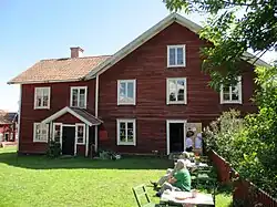 Le bâtiment utilitaire.