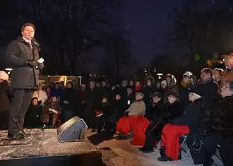 Le ministre Erik Ullenhag parle aux survivants lors de la Journée de l'Holocauste  le 27 janvier 2013.