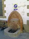 Erla 3 une fontaine d'eau potable proche de l'école.