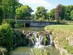 La grande cascade, face au château, en dehors du parc.