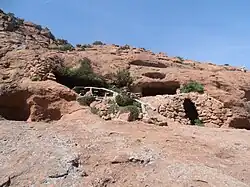 Grottes où vivait Frère Antoine, un ancien novice cistercien ayant échoué, en conflit avec sa hiérarchie et ayant trouvé refuge au rocher de Roquebrune.