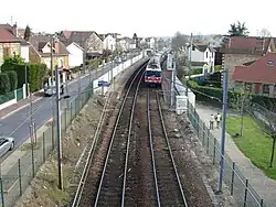 Arrivée d'une rameVB 2N en direction de Saint-Leu-la-Forêt.