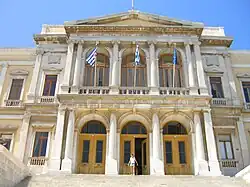 Escalier et entrée monumentale.