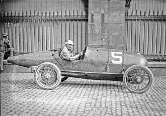 Photo d'un homme prenant la pause au volant de sa voiture.