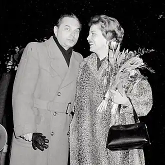 Photo d'un couple bien habillé le soir.