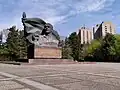 Monument Ernst Thälmann et deux bâtiments d'habitation du parc.
