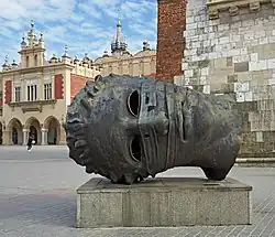 Éros Bendato, bronze, 1999, exposition à Cracovie en 2003.