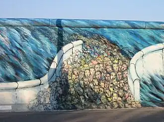 Une peinture dans l'East Side Gallery : Es geschah im November de Kani Alavi