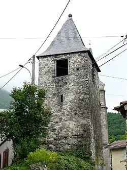 La tour montre l'emplacement de l'ancienne chapelle.