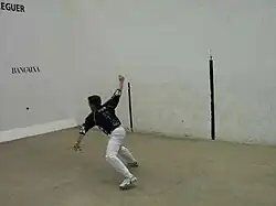 Un pelotari disputant une partie d’Escala i corda.