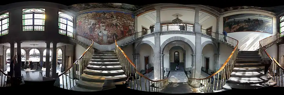 Vue panoramique de l'escalier de l'entrée principale.