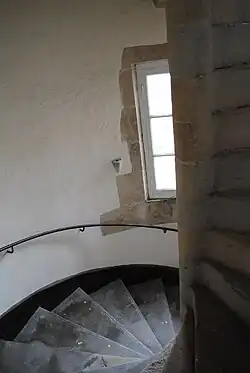 L'escalier en pierre dans la tour nord-ouest.
