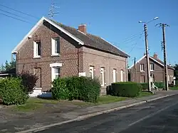 Des habitations groupées par deux.