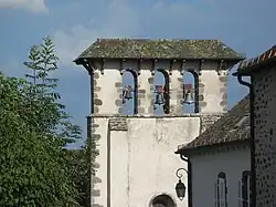 ... et son clocher à peigne.