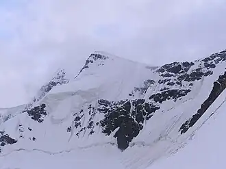 Vue du pic Essénine (au fond à gauche dans les nuages : le Hestola).