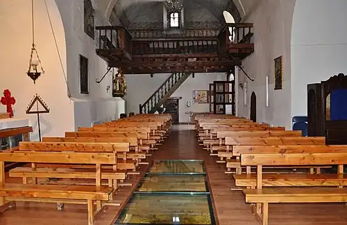 Vers le chœur et l'entrée