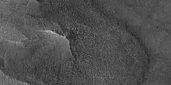 Détail de la partie est (droite) de l'image précédent. image HiRISE. La configuration du terrain, notamment les polygones, fait croire à la présence de glace sous la couche protectrice.