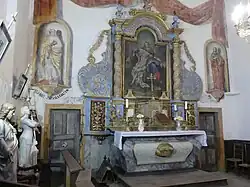 Le maître-autel et les fresques en trompe-l'œil autour du retable.