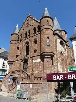 La façade nord-ouest et ses deux tourelles.