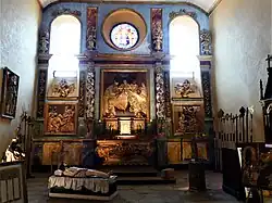 L'intérieur et le retable du XVIIIe&nbsp;siècle.