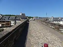 La chaussée depuis la rive gauche.
