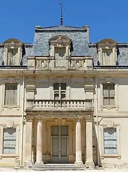 Vue de l'entrée principale.