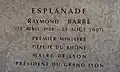 Plaque de l'esplanade Raymond-Barre qui borde l'allée Achille-Lignon.