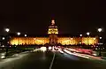 L'esplanade de nuit, avec l'hôtel des Invalides.