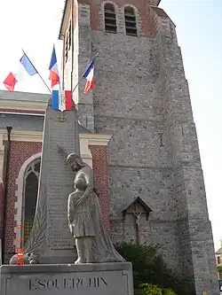 L'église et le monument aux morts de Henri-Émile Rogerol.