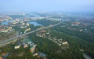 Essingeleden traversant Gröndal et Liljeholmen.