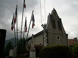 Le monument aux morts et l'église