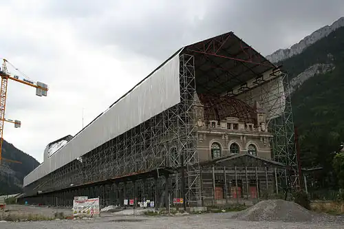 La gare de Canfranc, le 15 septembre 2007, durant les premières phases de rénovation (rénovation et reconfiguration des toitures et démolition, consolidation intérieure).
