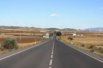 Parc éolien vers El Hijate, route A-334 ; sierra des Filabres au fond à droite