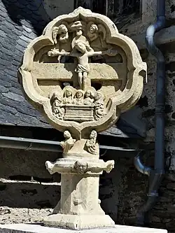 La croix de pierre du parvis.