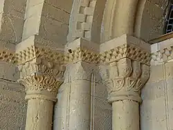 Chapiteaux du portail.