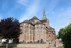 Vue de l'église depuis le cimetière.