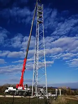 Levage du pylône de téléphonie mobile.
