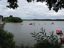 Le Lac au Duc vue de la base de loisirs (rive côté Taupont).